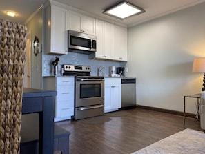 Condo, varias camas, balcón, vista a la playa (A313) | Cocina privada | Refrigerador, microondas, horno y parrilla de estufa