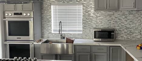 ثلاجة، ميكروويف، فرن، موقد طهي مسطح