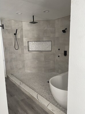 Combined shower/bathtub, towels, soap, toilet paper - Cozy ranch house with indoor pool (Norco)