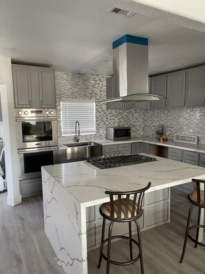 Fridge, microwave, oven, stovetop - Cozy ranch house with indoor pool (Norco)