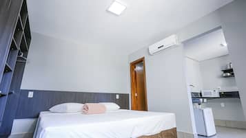 Quarto casal standard | Roupas de cama antialérgicas, escrivaninha