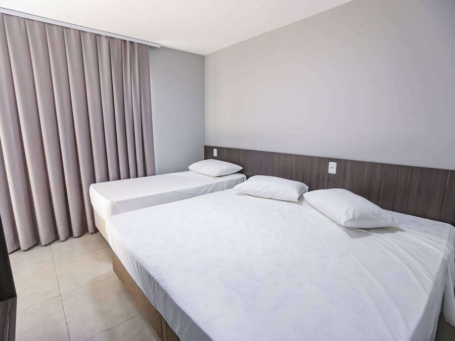 Standaard driepersoonskamer | Hypoallergeen beddengoed, een bureau, een laptopwerkplek