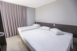 Habitación triple estándar | Ropa de cama hipoalergénica y escritorio