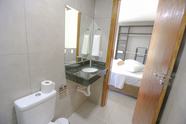 Standard Double Room | Peralatan tempat tidur hipoalergenik, meja, ruang kerja komputer riba