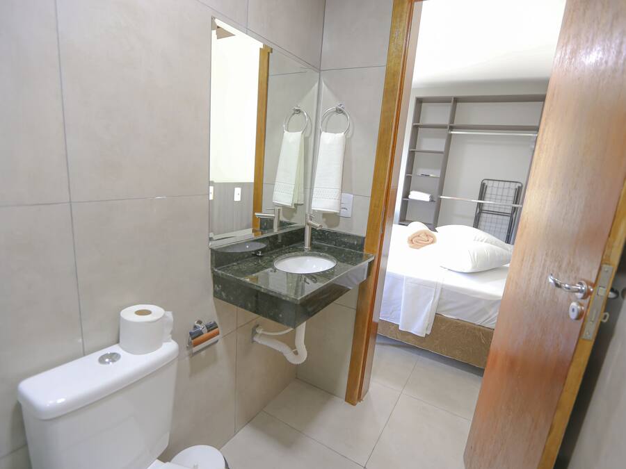 Quarto casal standard | Roupas de cama antialérgicas, escrivaninha