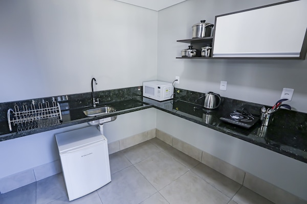 Lemari es kecil, microwave, kompor, dan pemanggang roti