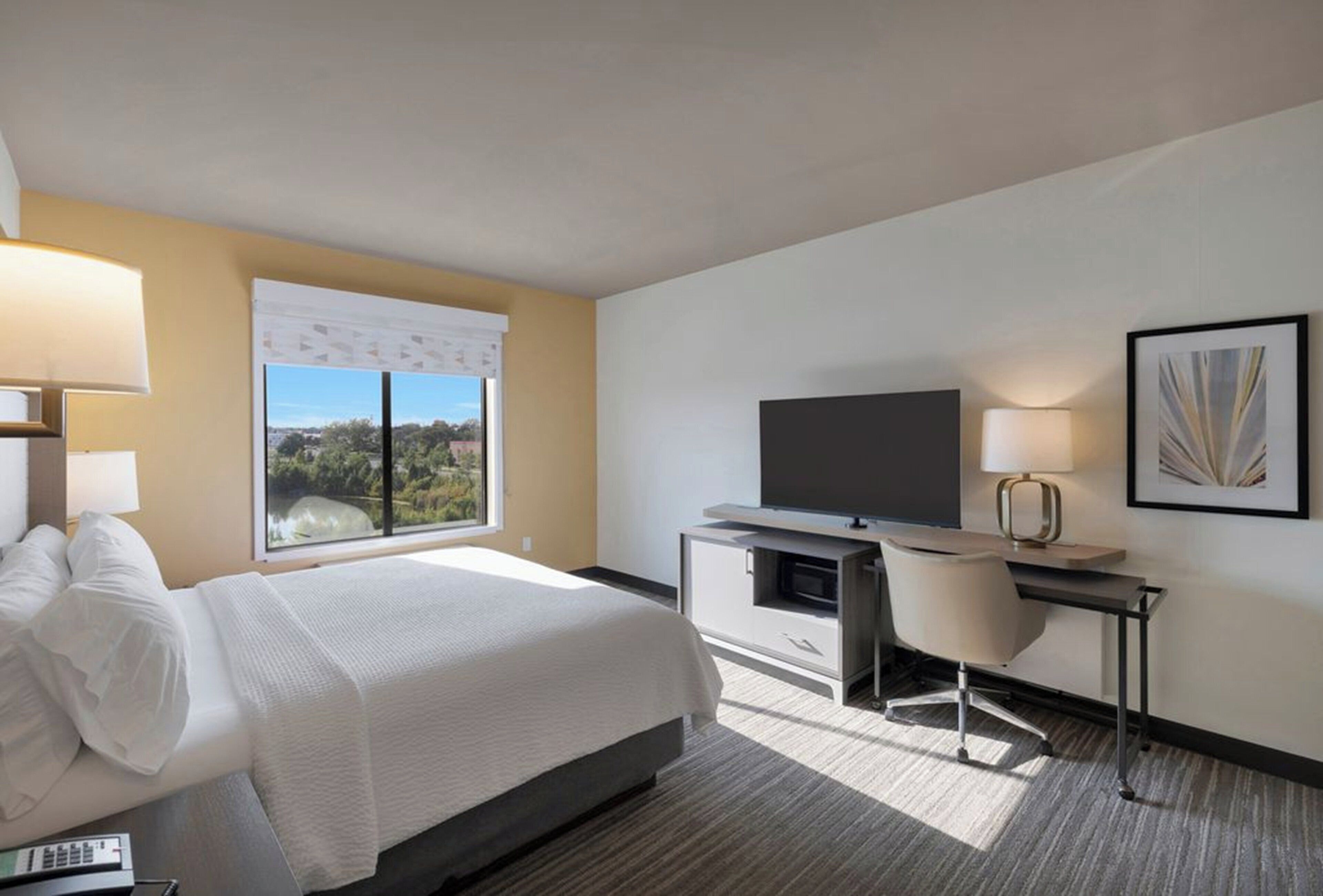 Escritorio, espacio para trabajar con laptop y wifi gratis 