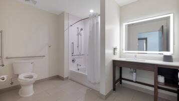 Ein modernes Badezimmer mit Toilette, Dusche und Waschbecken.