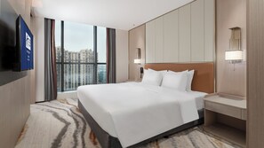 Suite, 1 habitación, vista a la ciudad | Decoración personalizada, escritorio y espacio para trabajar con laptop 