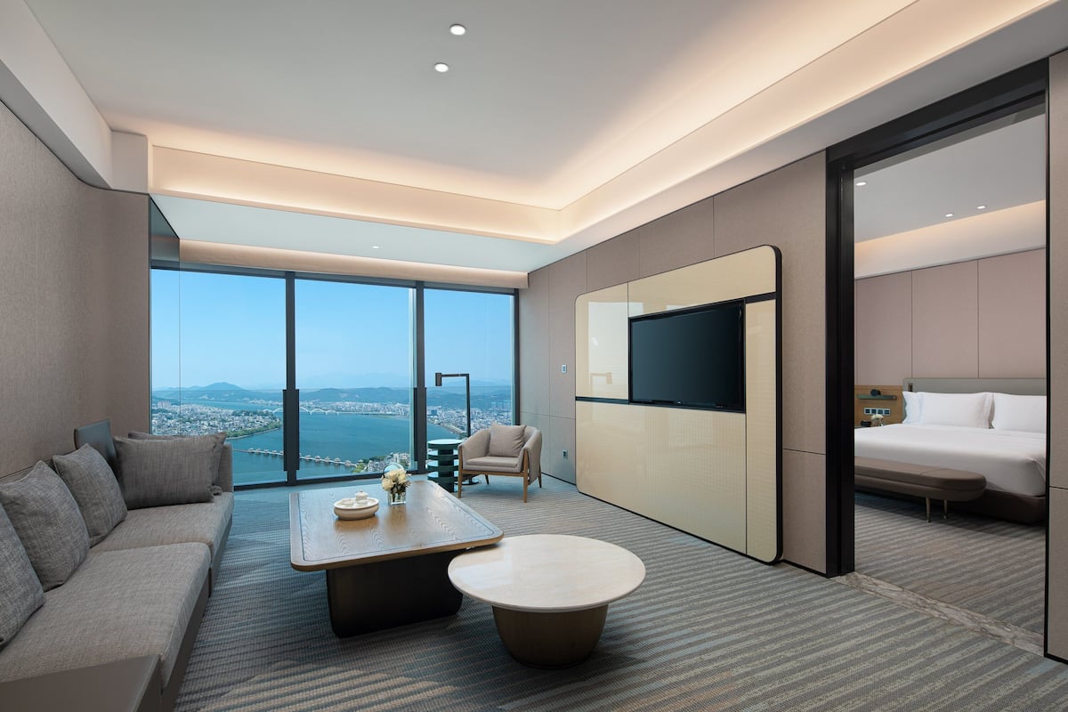 Suite, 1 Bedroom (Guangji Bridge View) | Desk, laptop workspace, rollaway beds, free WiFi