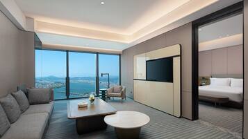 Suite, 1 Schlafzimmer (Guangji Bridge View) | Schreibtisch, laptopgeeigneter Arbeitsplatz, Zustellbetten