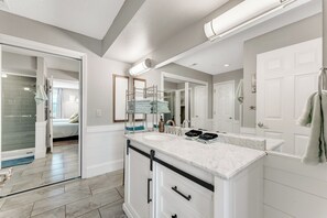 Combinazione doccia/vasca, asciugacapelli, asciugamani, sapone