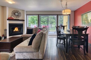 Chalet, 4 Schlafzimmer (146 Borealis) | Wohnbereich | Flachbildfernseher