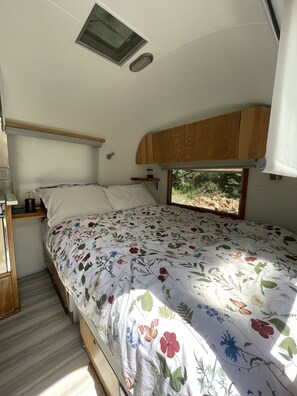 1 bedroom, bed sheets