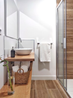 Dusche, Haartrockner, Handtücher, Seife