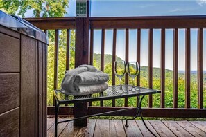 Property grounds - Mountain View 3 bedroom Cabin with Hot Tub! (Sevierville)