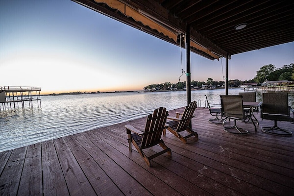 Bottom level of dock