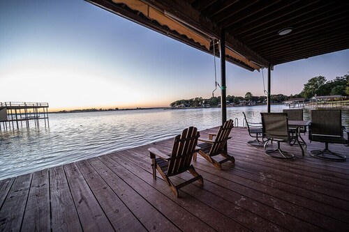 5 BR-Hottub-Firepit-Pets-Fenced in-Waterfront-Bounce House