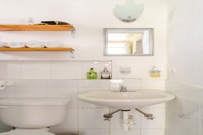 淋浴设施、吹风机、毛巾、肥皂