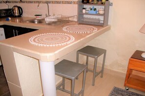 Fridge, microwave, coffee/tea maker, electric kettle - Calida y Acogedora II cerca de todo en Tumbaco (Quito)