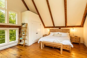 2 bedrooms, desk, iron/ironing board, WiFi