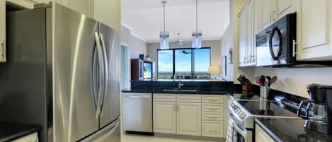 Réfrigérateur, micro-ondes, four, plaque de cuisson