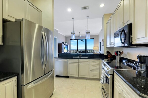 Refrigerador, microondas, horno y parrilla de estufa 