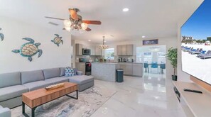 Smart TV - Modern Oasis, Perfect Location Packed W/ Amenities (St. Petersburg)