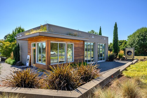 New One Bedroom B&B Walking Distance to Downtown Dundee!