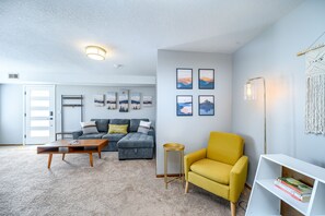 スマートテレビ、暖炉、書庫