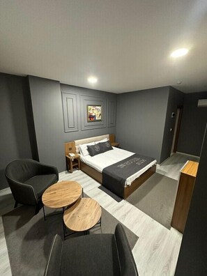 Quarto casal standard | Roupas de cama premium, frigobar, escrivaninha, Wi-Fi de cortesia