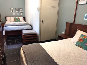 1 Schlafzimmer, Zimmersafe, Schreibtisch, Bügeleisen/Bügelbrett