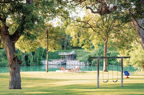 Family Friendly Riverfront Home on Guadalupe. Large yard, kayaks, near downtown