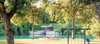 Family Friendly Riverfront Home on Guadalupe. Large yard, kayaks, near downtown