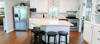 Family Friendly Riverfront Home on Guadalupe. Large yard, kayaks, near downtown