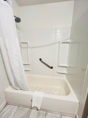 Duschwanne, Handtücher, Seife, Shampoo