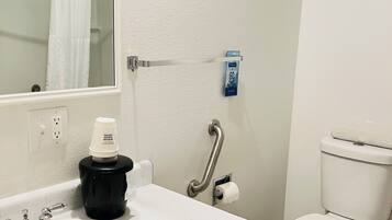 Duschwanne, Handtücher, Seife, Shampoo