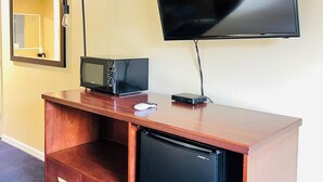 Room, 1 Katil Raja (King), Non Smoking | Meja, langsir/tirai gelap terus, seterika/papan seterika, Wi-fi percuma 