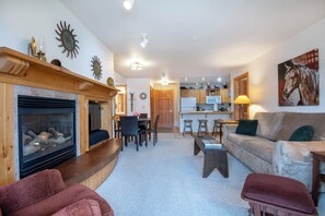 Smart TV, fireplace, books, printers - Tour National Parks! Hot Tubs & Gym! End Unit! Jackson Hole & Teton Valley, ID! (Driggs)