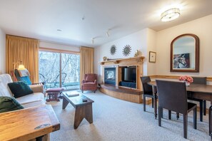 Smart TV, caminetto, libri, stampante