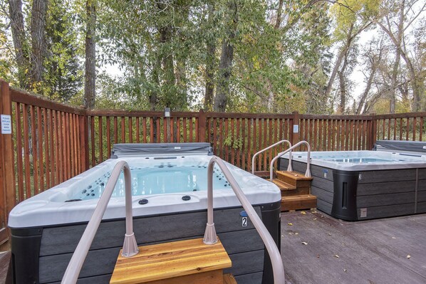Outdoor spa tub - Tour National Parks! Hot Tubs & Gym! End Unit! Jackson Hole & Teton Valley, ID! (Driggs)