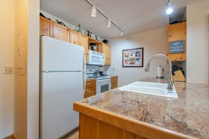 Fridge, microwave, oven, stovetop - Tour National Parks! Hot Tubs & Gym! End Unit! Jackson Hole & Teton Valley, ID! (Driggs)