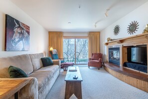 Smart TV, caminetto, libri, stampante