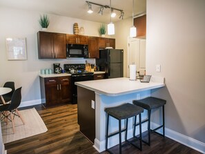 Refrigerador, microondas, horno y parrilla de estufa 