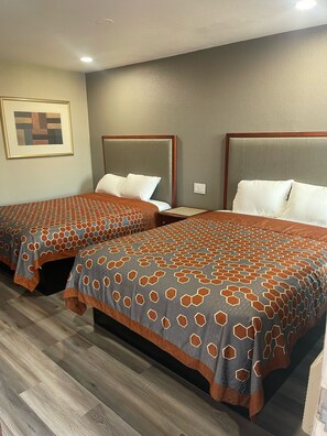 Desk, laptop workspace, free WiFi, bed sheets - ROYAL MOTEL TRACY LLC (Tracy)