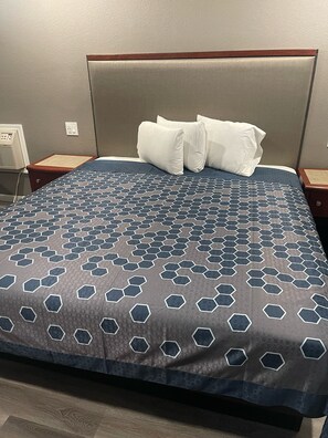 Desk, laptop workspace, free WiFi, bed sheets - ROYAL MOTEL TRACY LLC (Tracy)