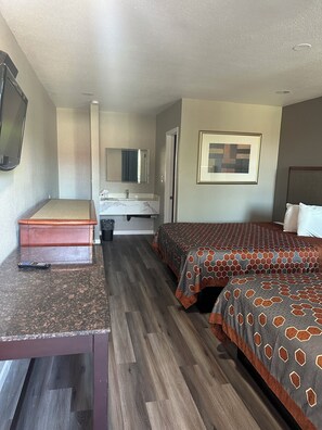 Desk, laptop workspace, free WiFi, bed sheets - ROYAL MOTEL TRACY LLC (Tracy)