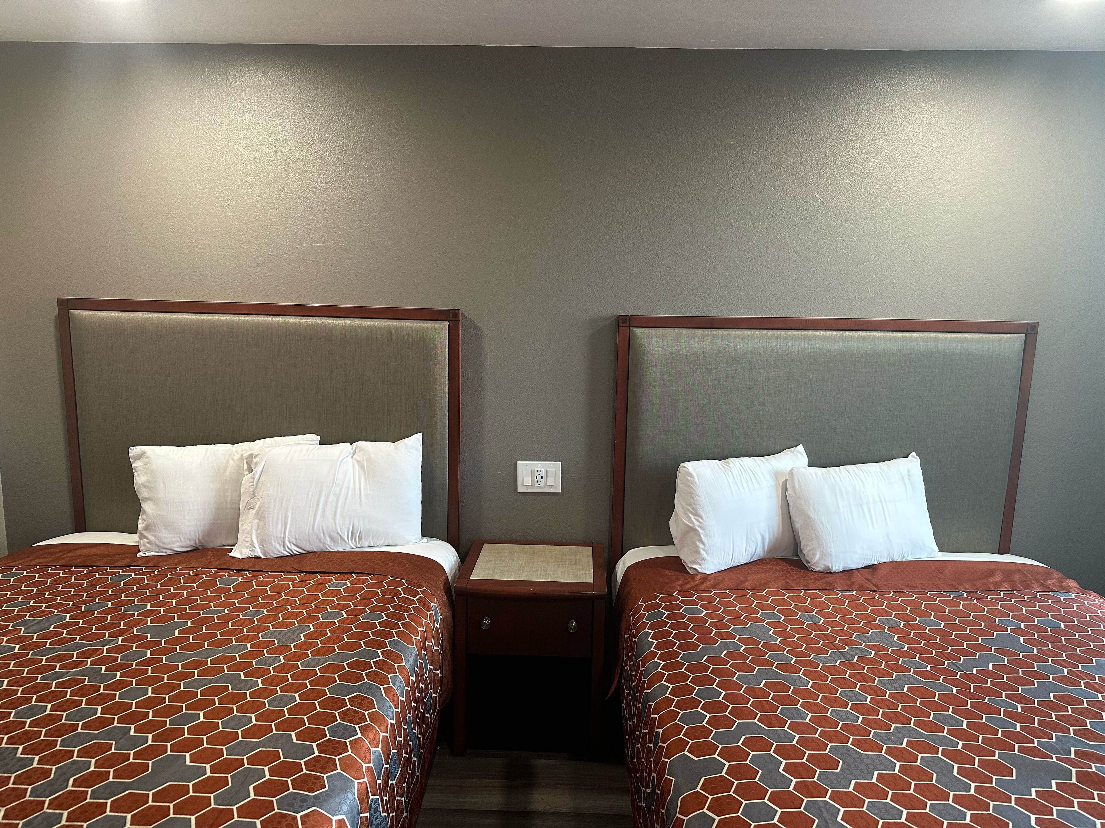 ROYAL MOTEL TRACY LLC