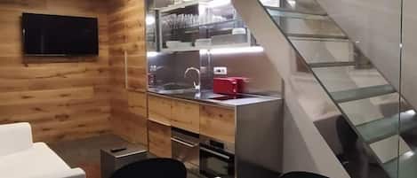 Een koelkast, een microgolfoven, een oven, een vaatwasser