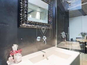Douche, sĂšche-cheveux, serviettes fournies, papier toilette